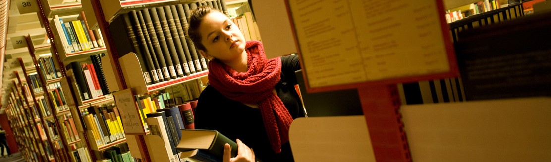 frau in biblio web